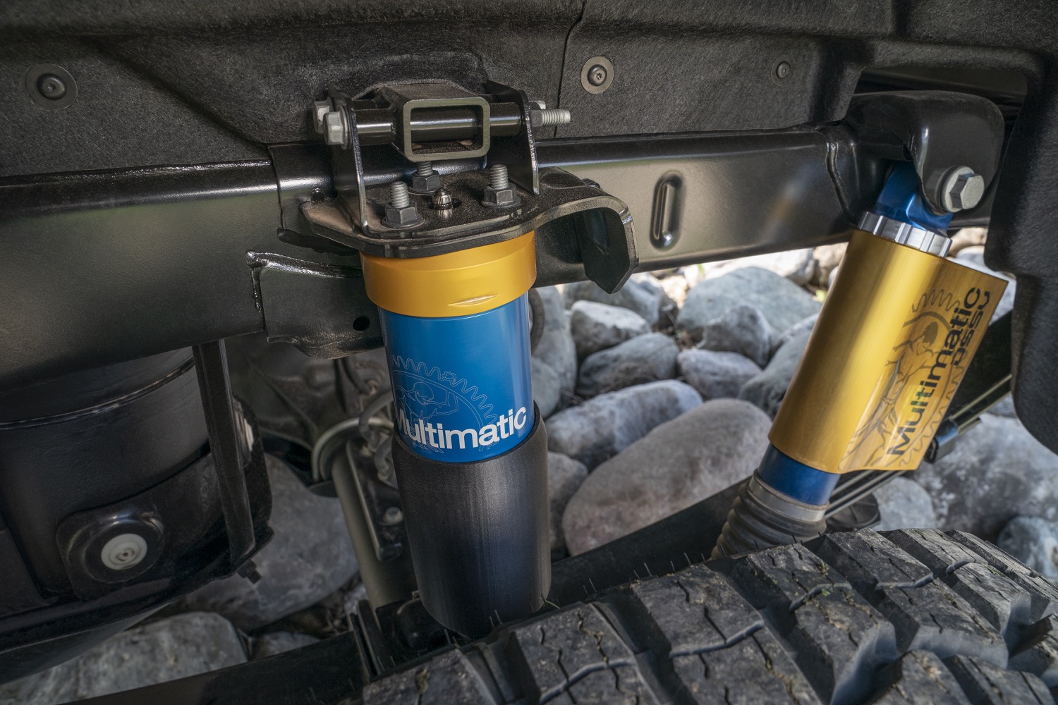 Jounce shock and DSSV damper fitted to a truck rear axle